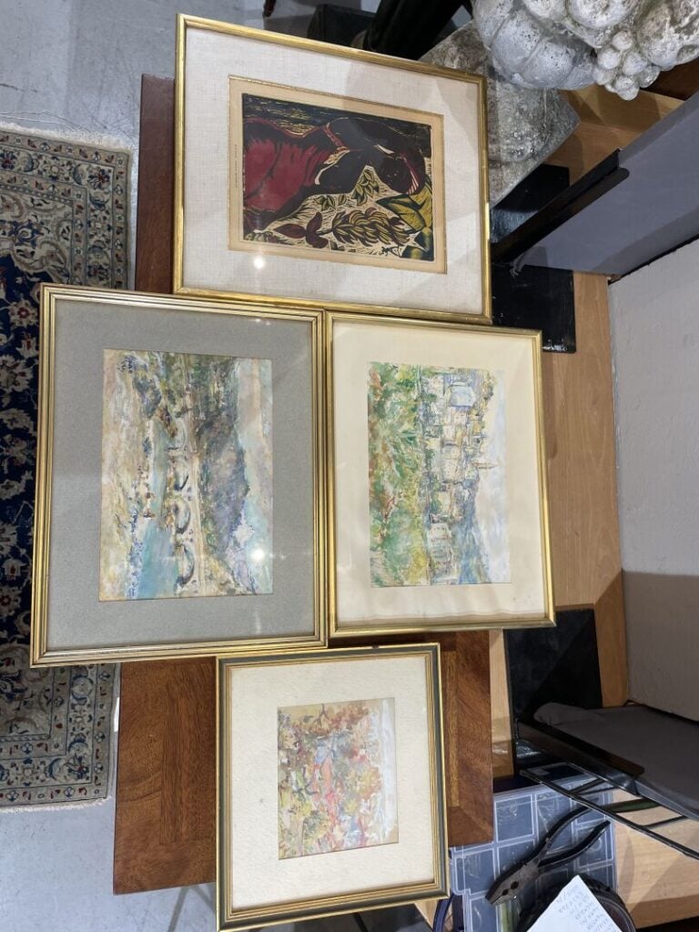 Mannette de tableaux, pièces encadrées diverses comprenant une vue de port de G…