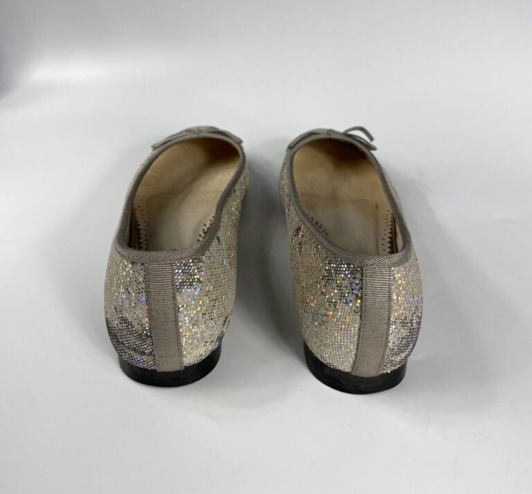 MAUD FRIZON - Paire de ballerines à paillettes iridescentes et gros grain gris…