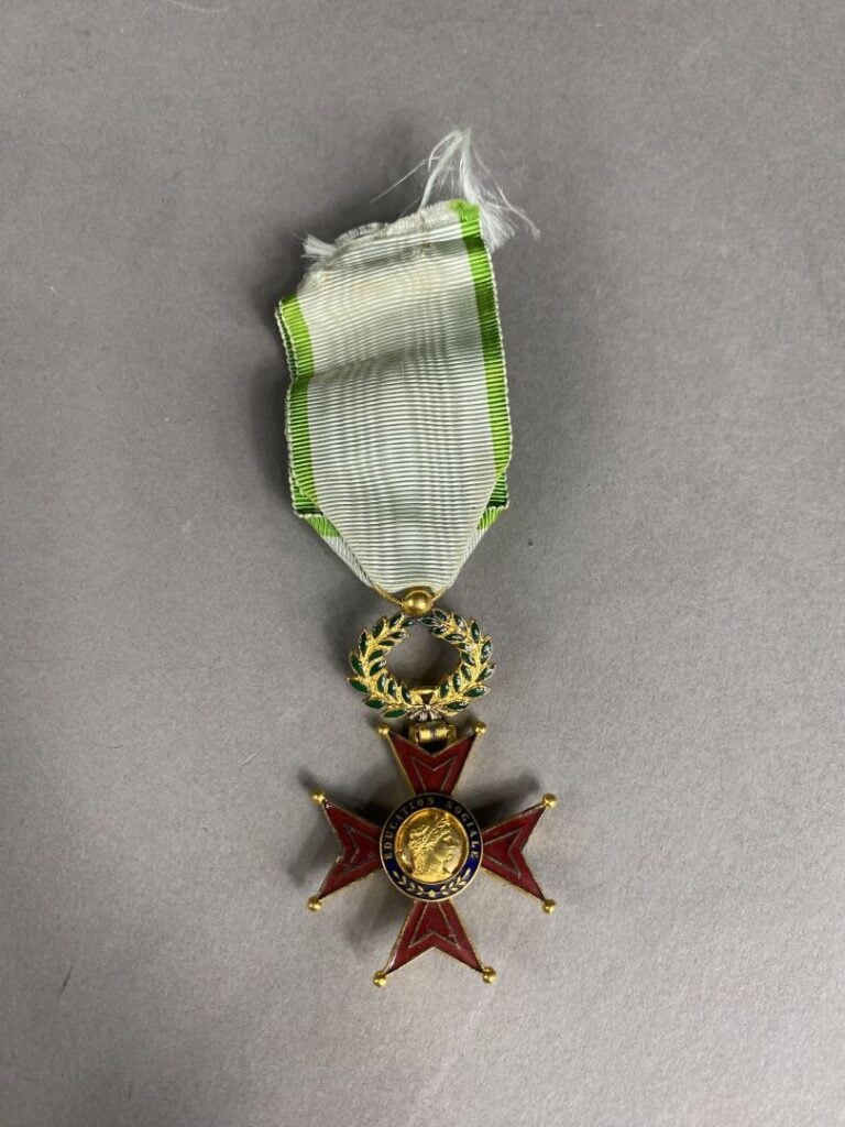 Médaille - Décoration pour l'éducation sociale, croix de Malte surmontée d'une…