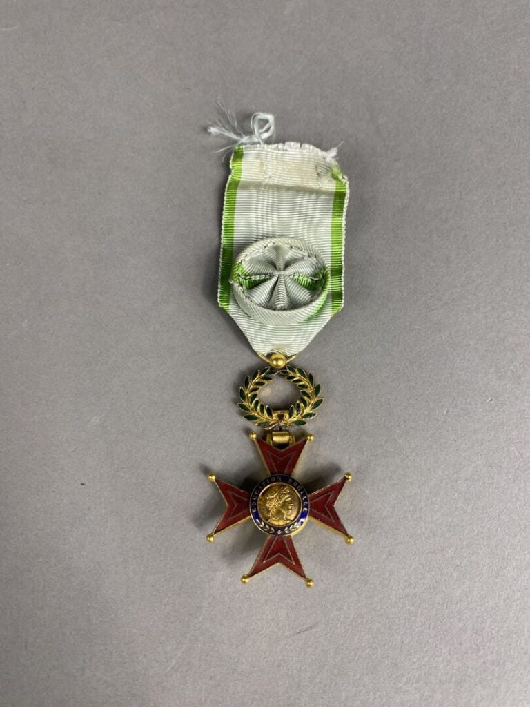 Médaille - Décoration pour l'éducation sociale, croix de Malte surmontée d'une…