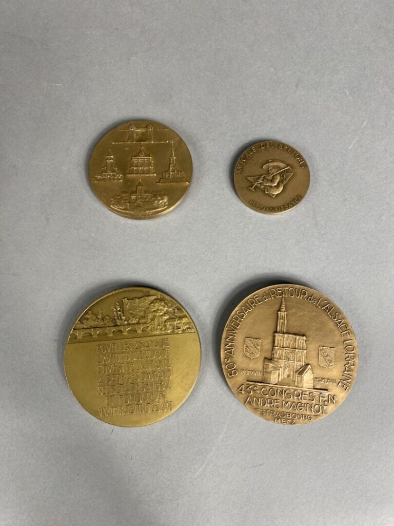Médaille - Divers - Important lot de médailles comprenant : - -Médaille " Amica…