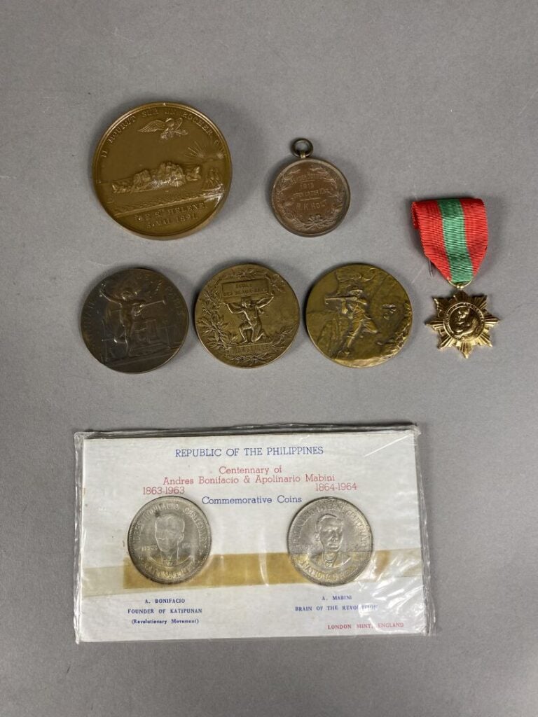 Médaille - Divers Important lot de médailles comprenant : - - Un coffret de deu…
