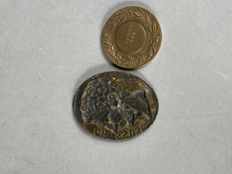 Médaille - Divers - Lot de deux médailles comprenant : - -Une médaille en bronz…