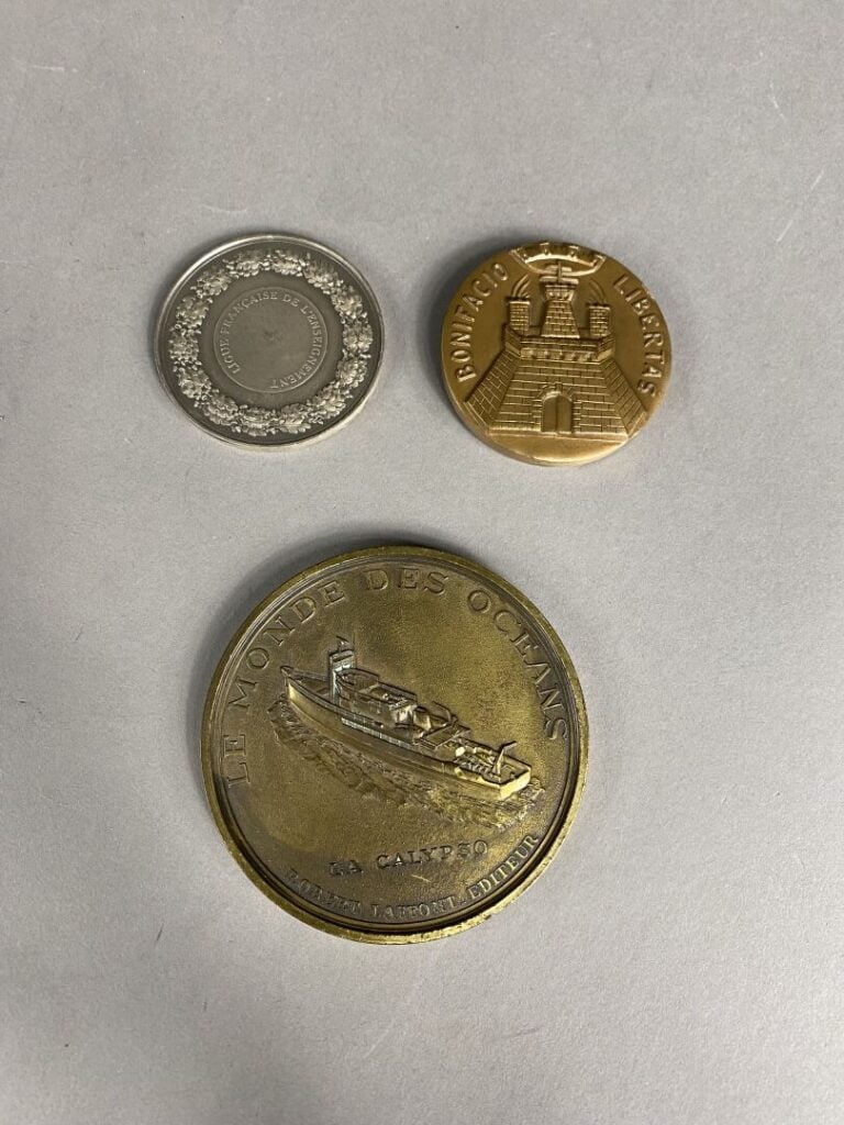 Médaille - divers - Lot de trois médailles comprenant : - -Une médaille " Bonif…