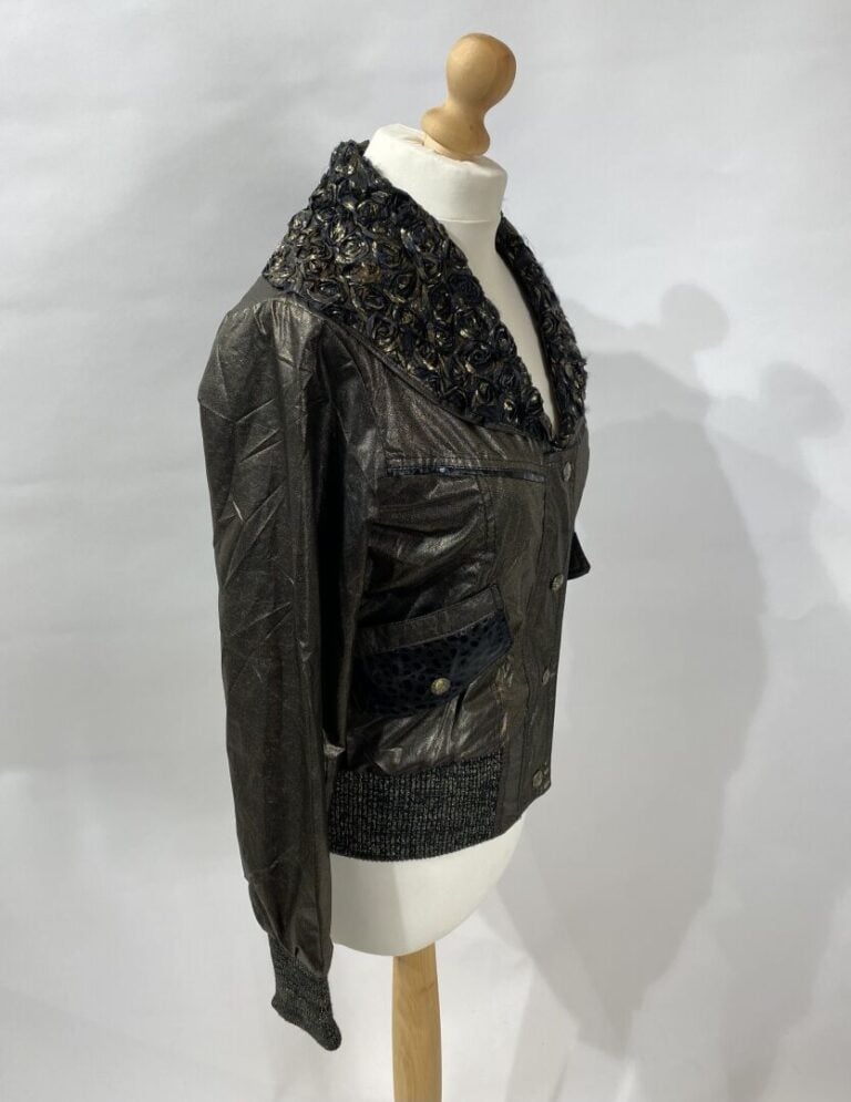 MEI XIA, ANONYME - Blouson court en toile polyester dorée et noire et toile end…