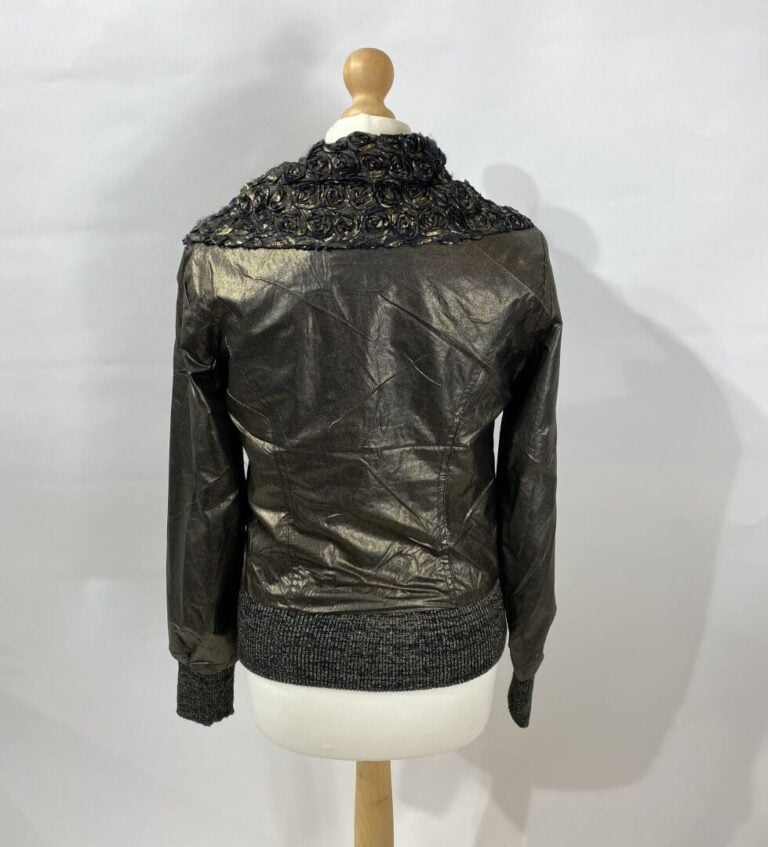 MEI XIA, ANONYME - Blouson court en toile polyester dorée et noire et toile end…