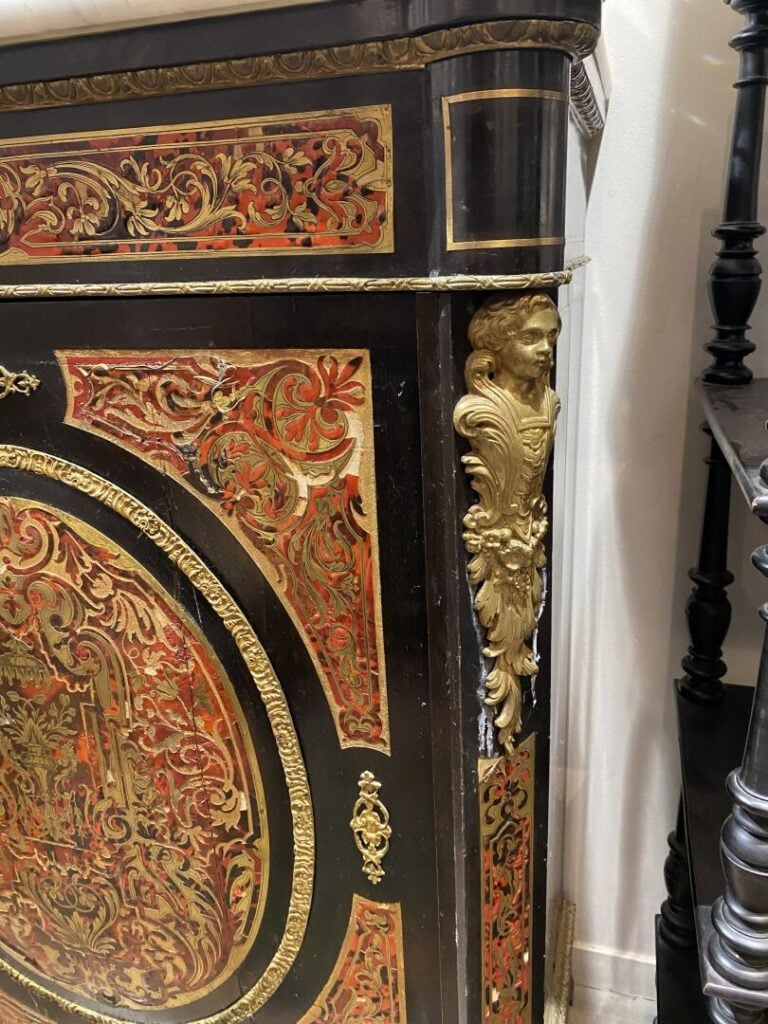 Meuble à hauteur d'appui en marqueterie de style Boulle, ouvrant à un vantail.…