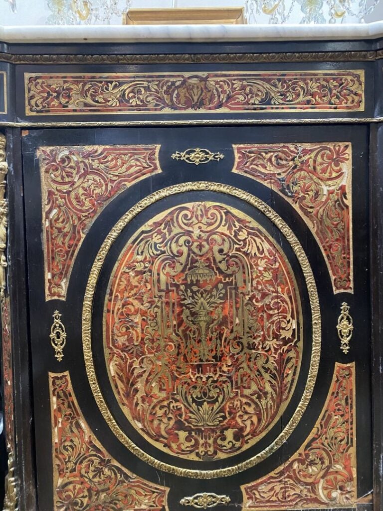 Meuble à hauteur d'appui en marqueterie de style Boulle, ouvrant à un vantail.…