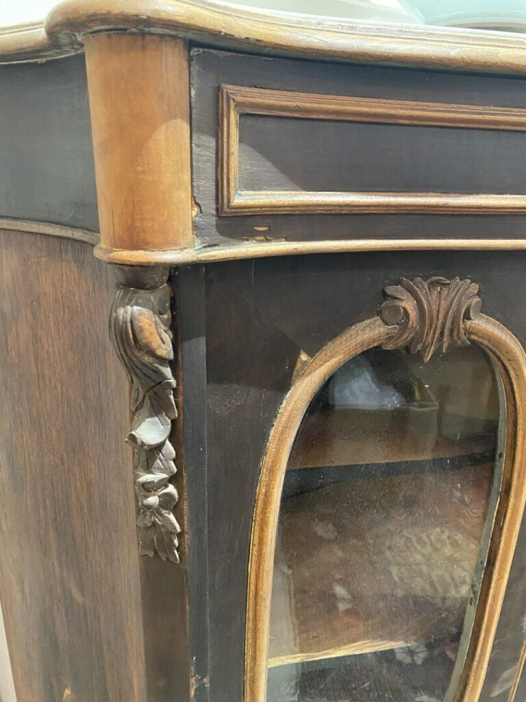 Meuble d'entre-deux à façade galbée en bois noirci et moulures de bois clair, o…
