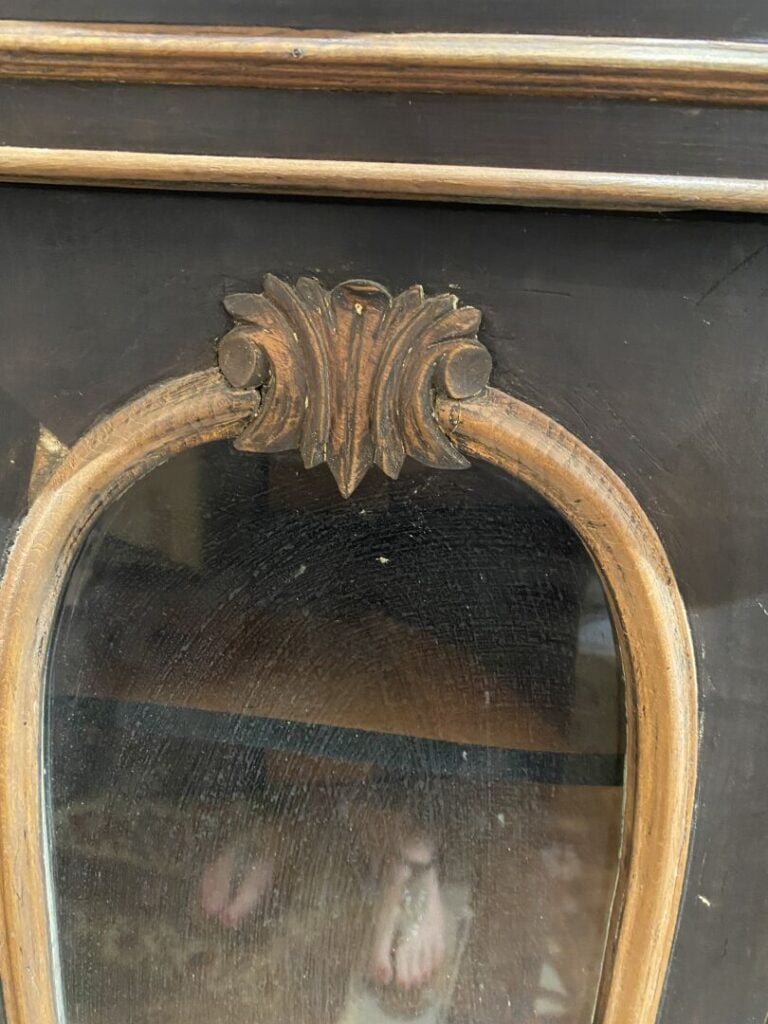 Meuble d'entre-deux à façade galbée en bois noirci et moulures de bois clair, o…