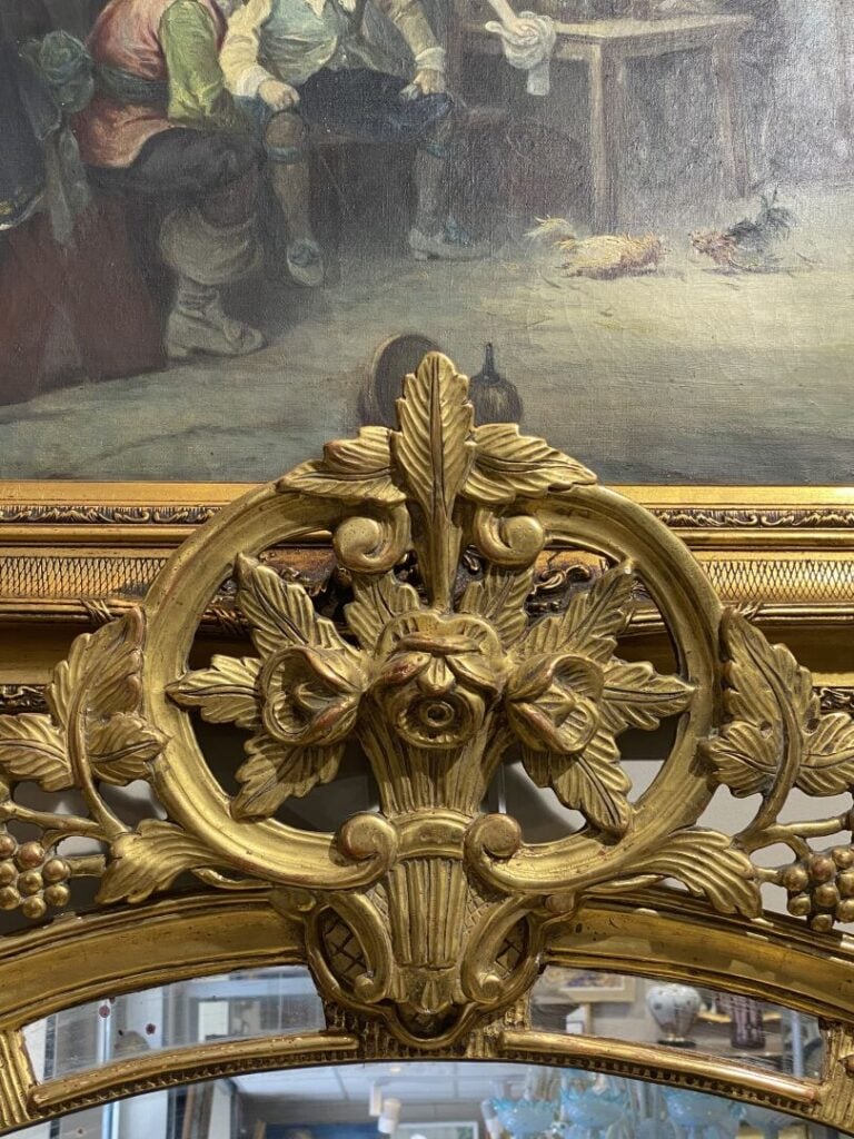 Miroir à parecloses en bois et stuc doré à fronton ajouré orné d'un bouquet fle…