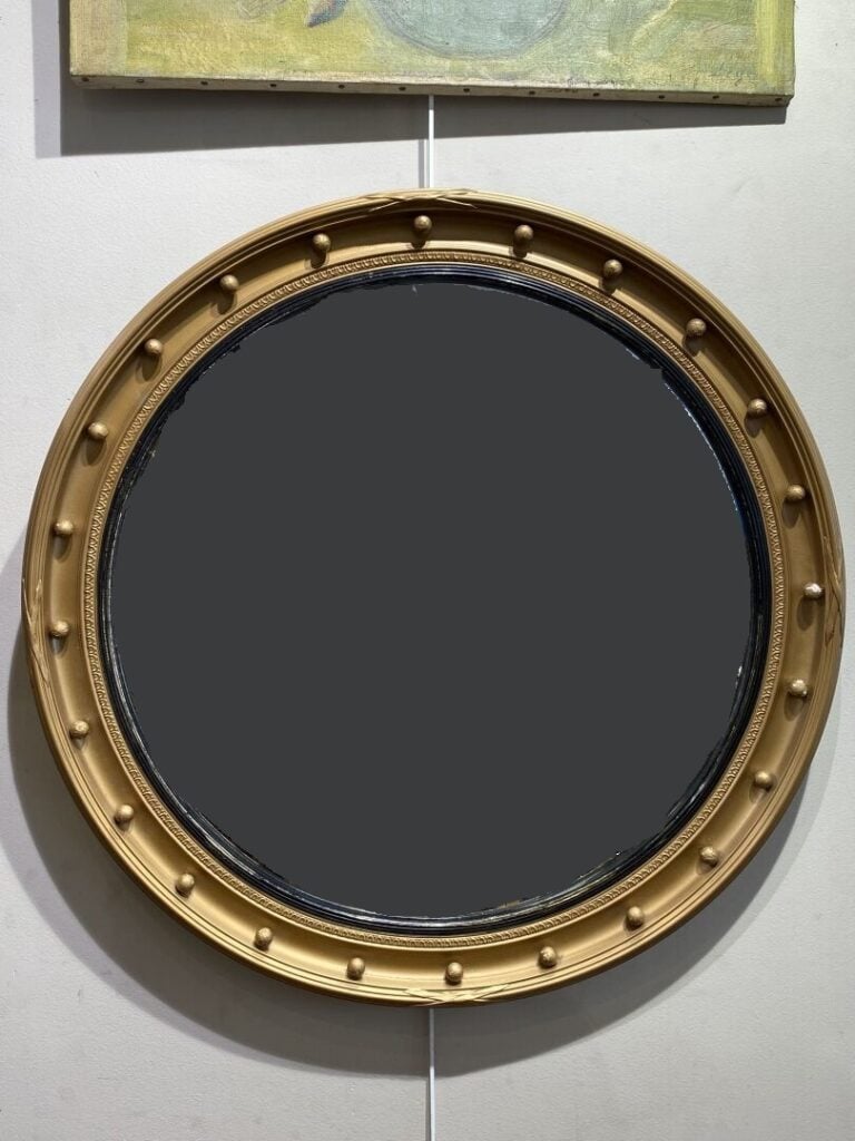 Miroir dit sorcière rond en bois doré à décor de perles - D: 73 cm - (sauts)…
