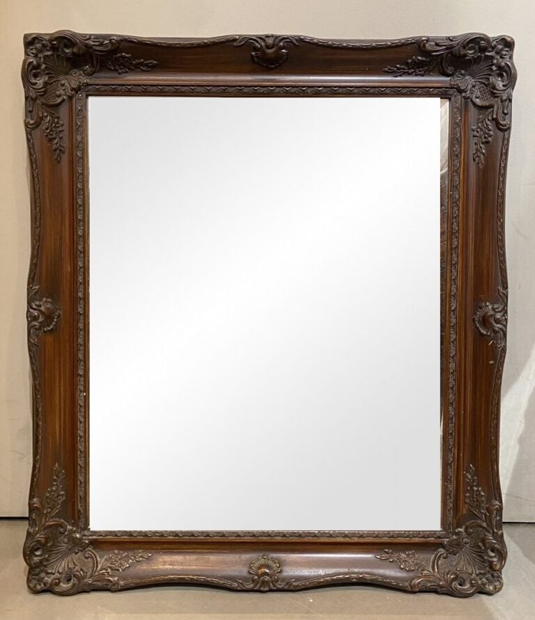 Miroir en bois de forme rectangulaire à décor de coquilles et feuillages - 73 x…