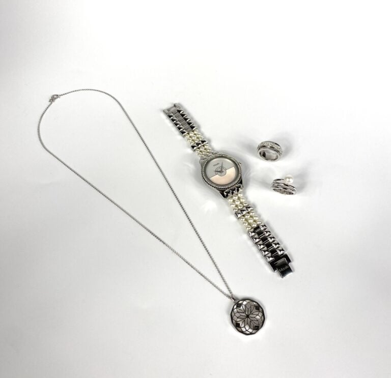 MISAKI - Ensemble de bijoux comprenant : - - Une montre en acier chromé, cadran…