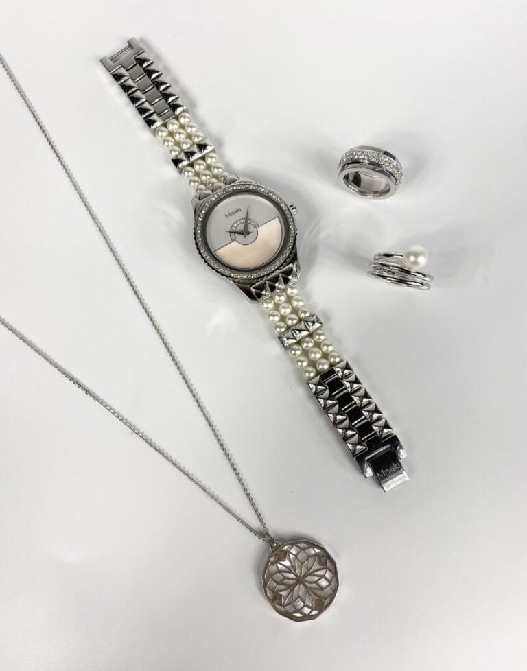 MISAKI - Ensemble de bijoux comprenant : - - Une montre en acier chromé, cadran…