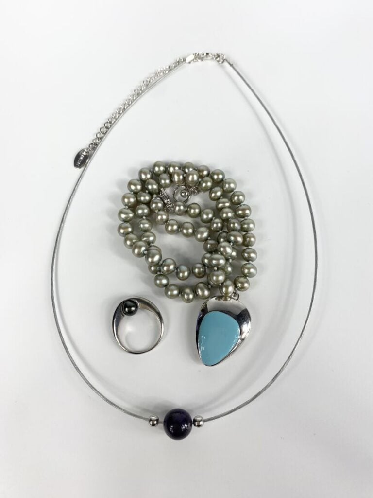 MISAKI, LBVYR - Lot de bijoux comprenant : - - Un collier en perles de culture…