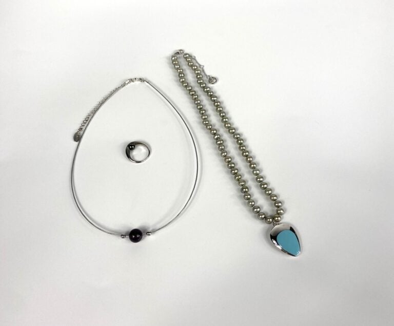 MISAKI, LBVYR - Lot de bijoux comprenant : - - Un collier en perles de culture…