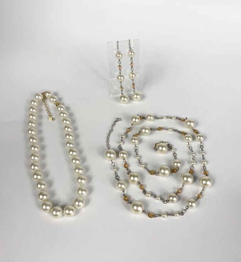 MISAKI - Lot de bijoux comprenant : - - Une demi-parure en argent (925), perles…