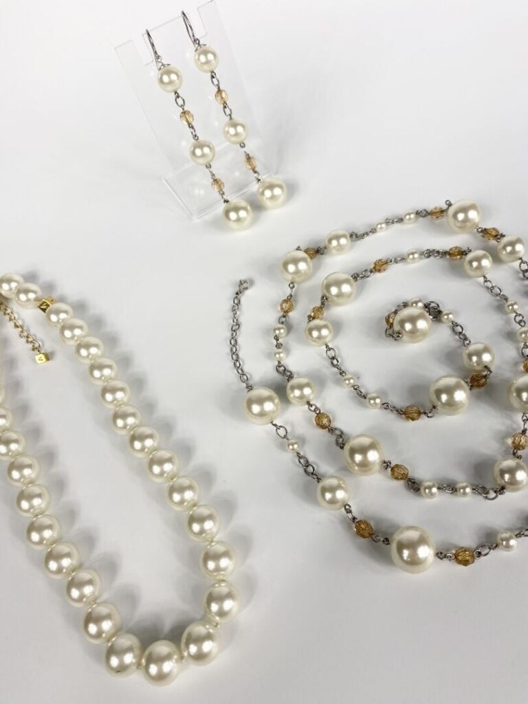 MISAKI - Lot de bijoux comprenant : - - Une demi-parure en argent (925), perles…