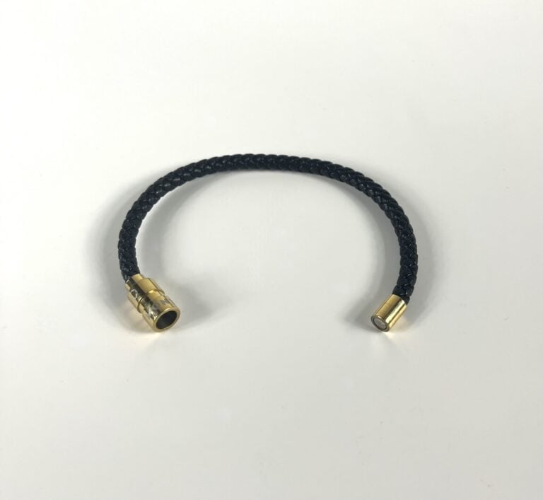 MONTBLANC - Bracelet en cuir tressé noir, le fermoir en métal doré aimanté - D:…