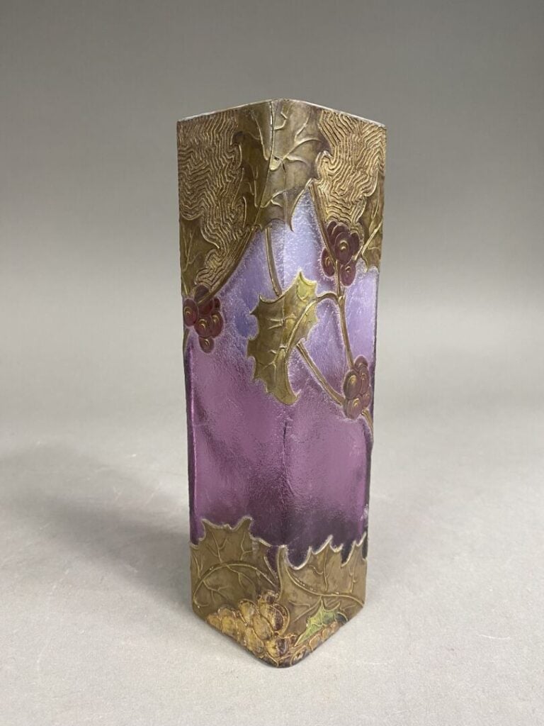 MONTJOYE - Vase de section carrée en verre coloré violet givré à décor en appli…