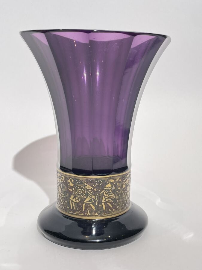 Moser KARLSBAD (1857) - Vase cornet à pans en verre améthyste à décor d'une fri…