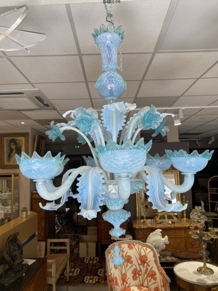 MURANO - Lustre en verre coloré opalin blanc et bleu à six bras de lumières à m…
