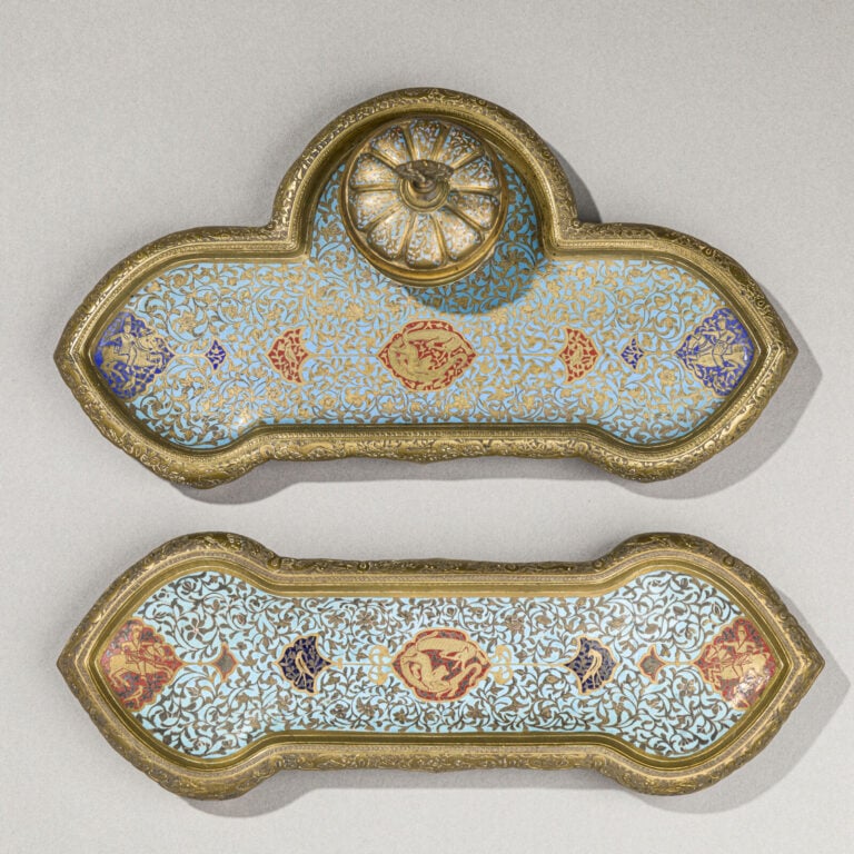Nécessaire de bureau comprenant un encrier et un porte-plumier en bronze doré é…