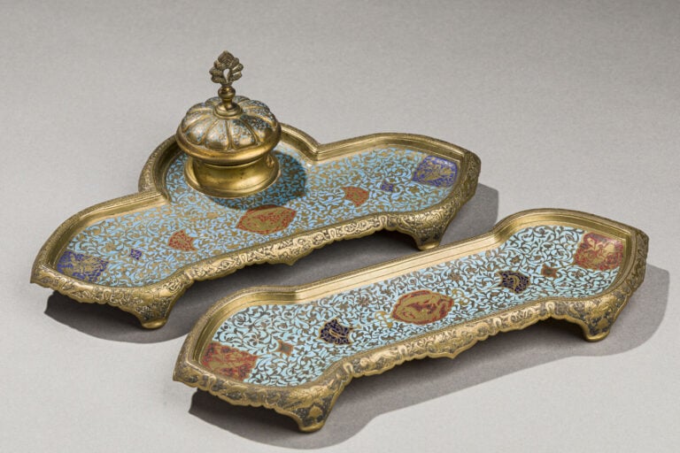 Nécessaire de bureau comprenant un encrier et un porte-plumier en bronze doré é…