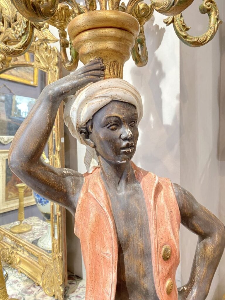 Nubien porte-torchère en bois sculpté doré et polychrome, travail moderne dans…