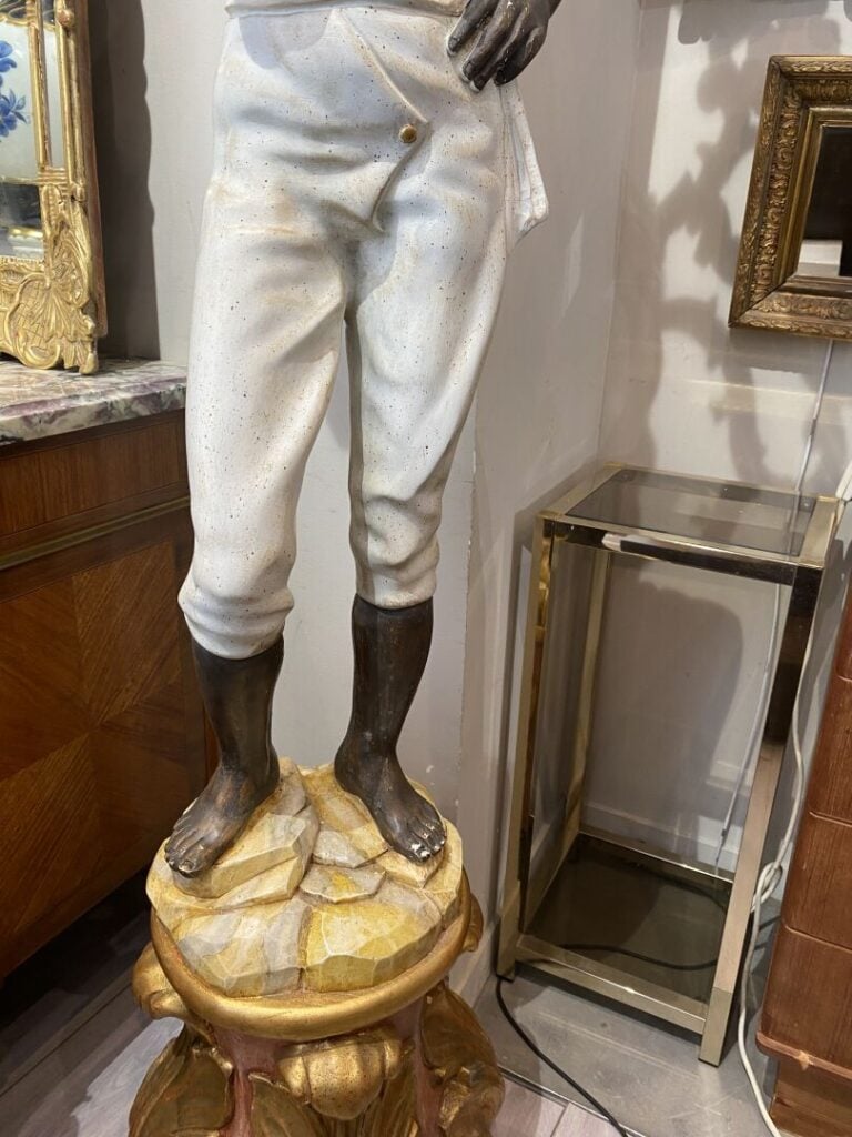 Nubien porte-torchère en bois sculpté doré et polychrome, travail moderne dans…