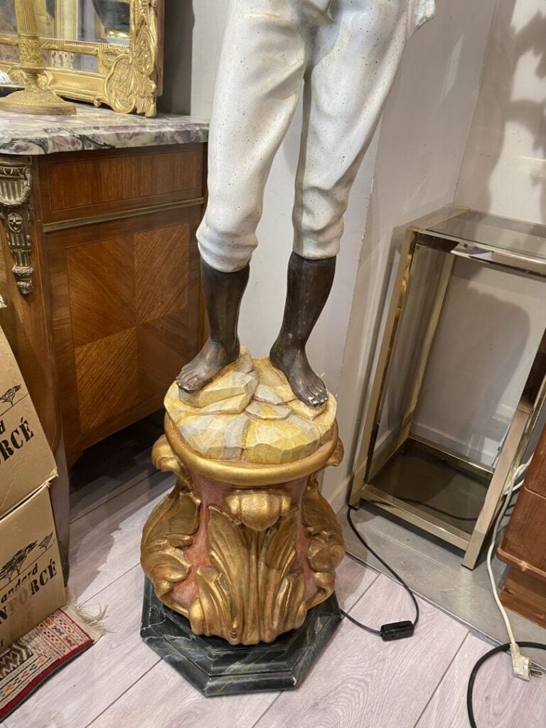 Nubien porte-torchère en bois sculpté doré et polychrome, travail moderne dans…