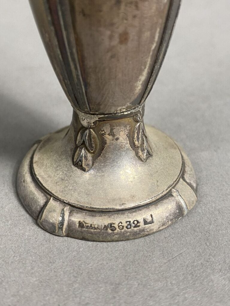 O. GALLIA - Paire de petits vase sur pieds en métal argenté à décor de fleurs e…