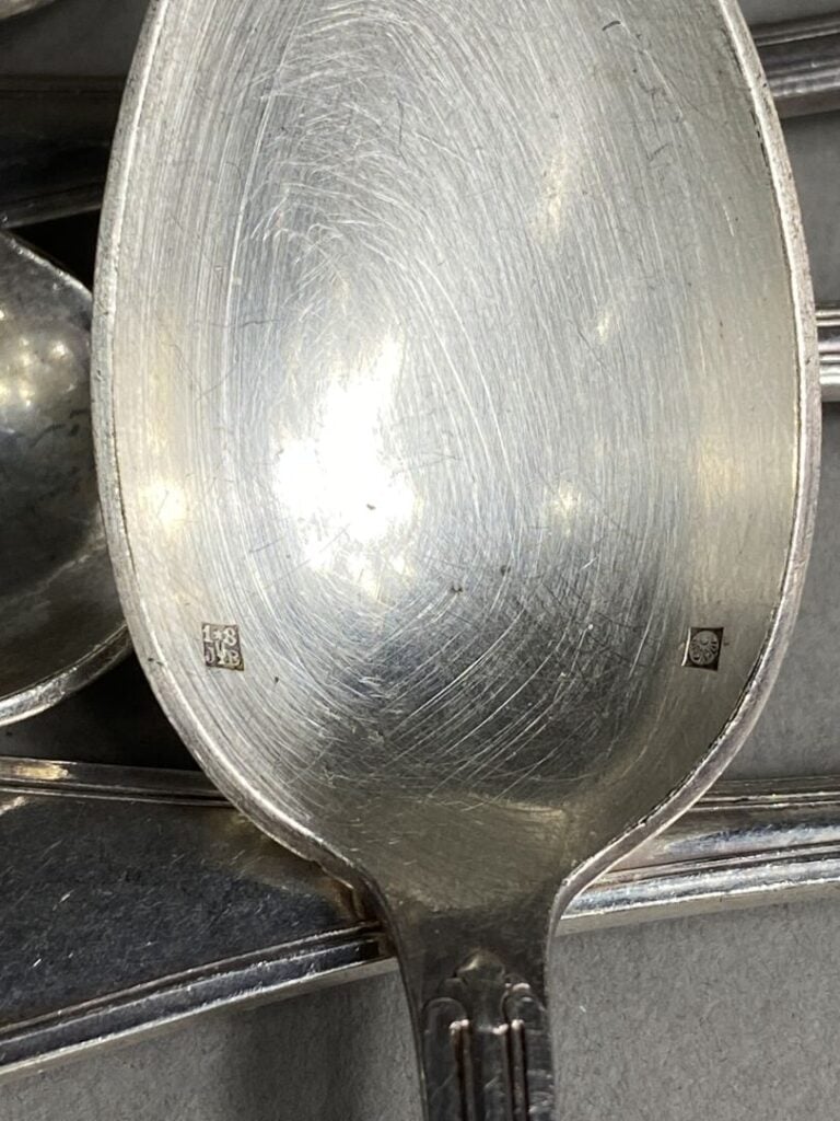 ORBRILLE - Partie de ménagère en métal argenté à décor feuillagé comprenant env…