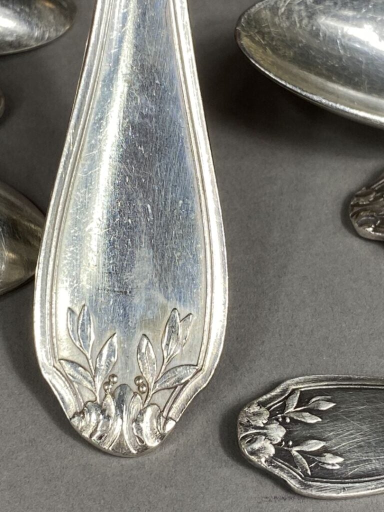 ORBRILLE - Partie de ménagère en métal argenté à décor feuillagé comprenant env…