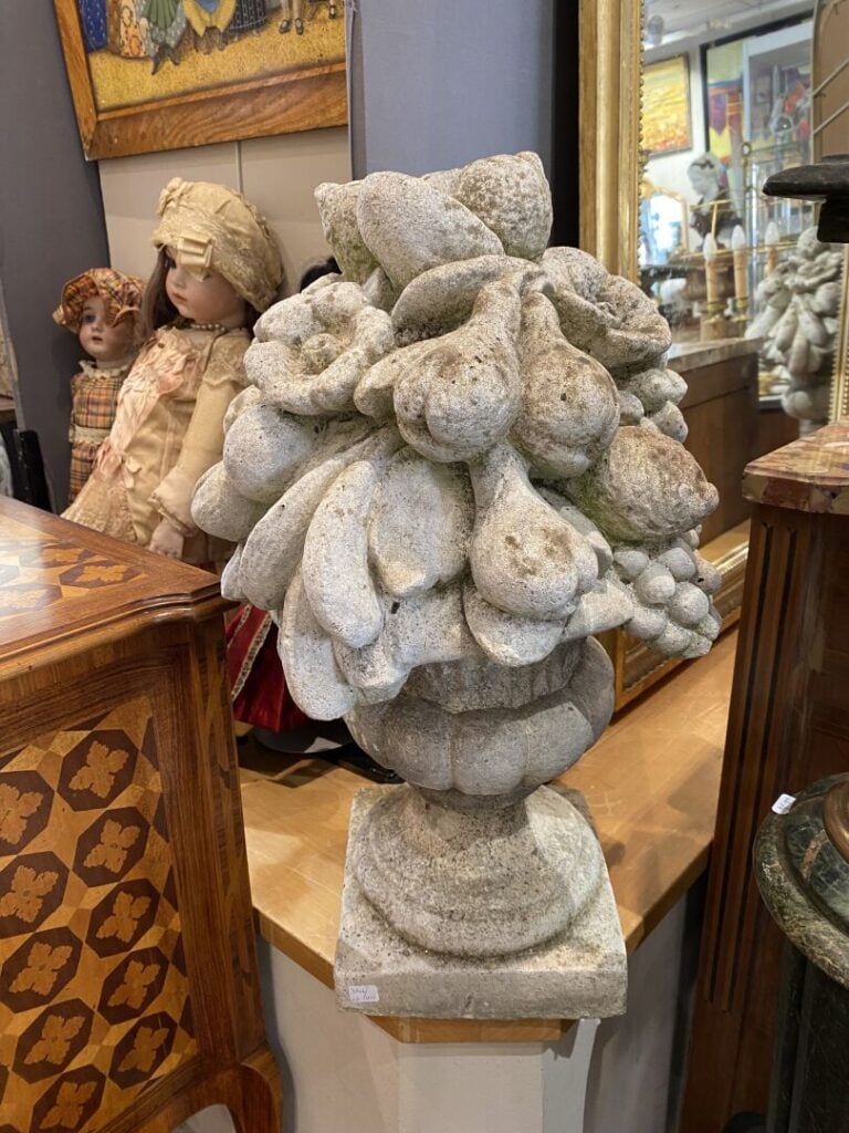 Paire d'éléments décoratifs en pierre reconstituée figurant des corbeilles de f…