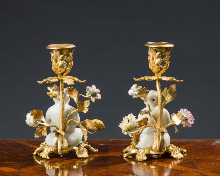 Paire de bougeoirs en bronze ciselé et doré sous la forme d'un arbuste dont les…