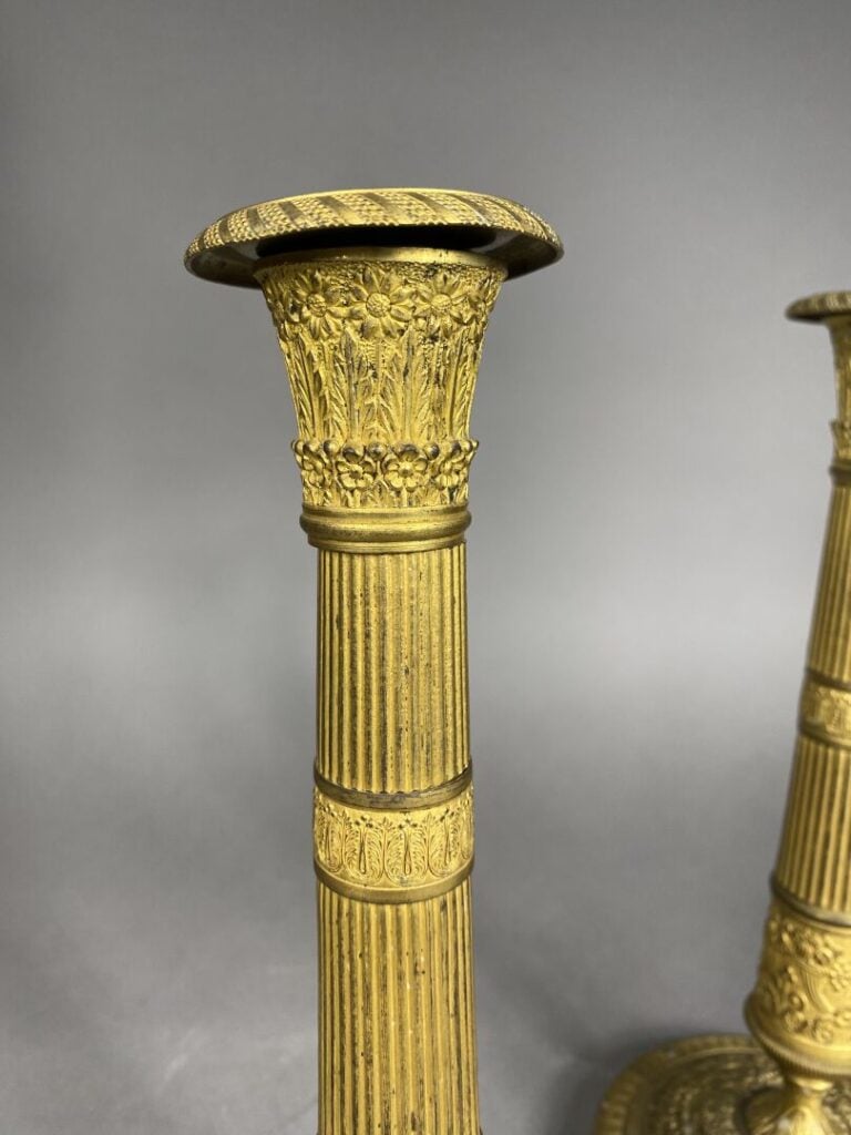 Paire de bougeoirs en bronze doré ciselé, le fût en forme de colonne cannelée o…