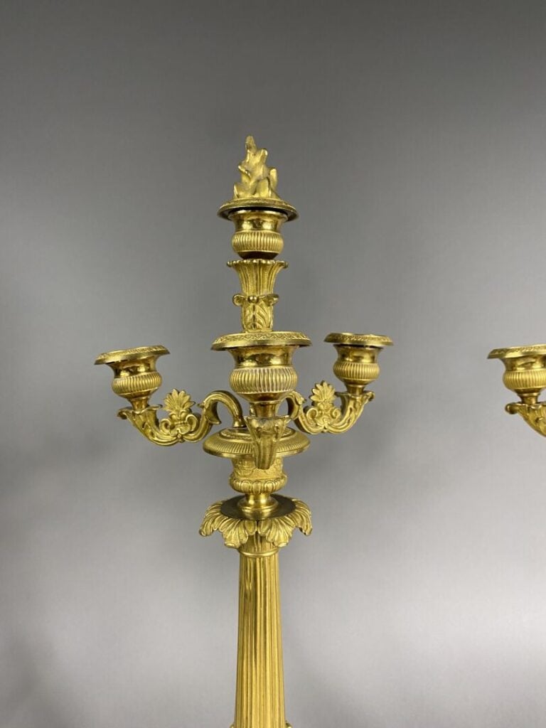Paire de candélabres en bronze doré à trois bras de lumières, ornés de feuilles…