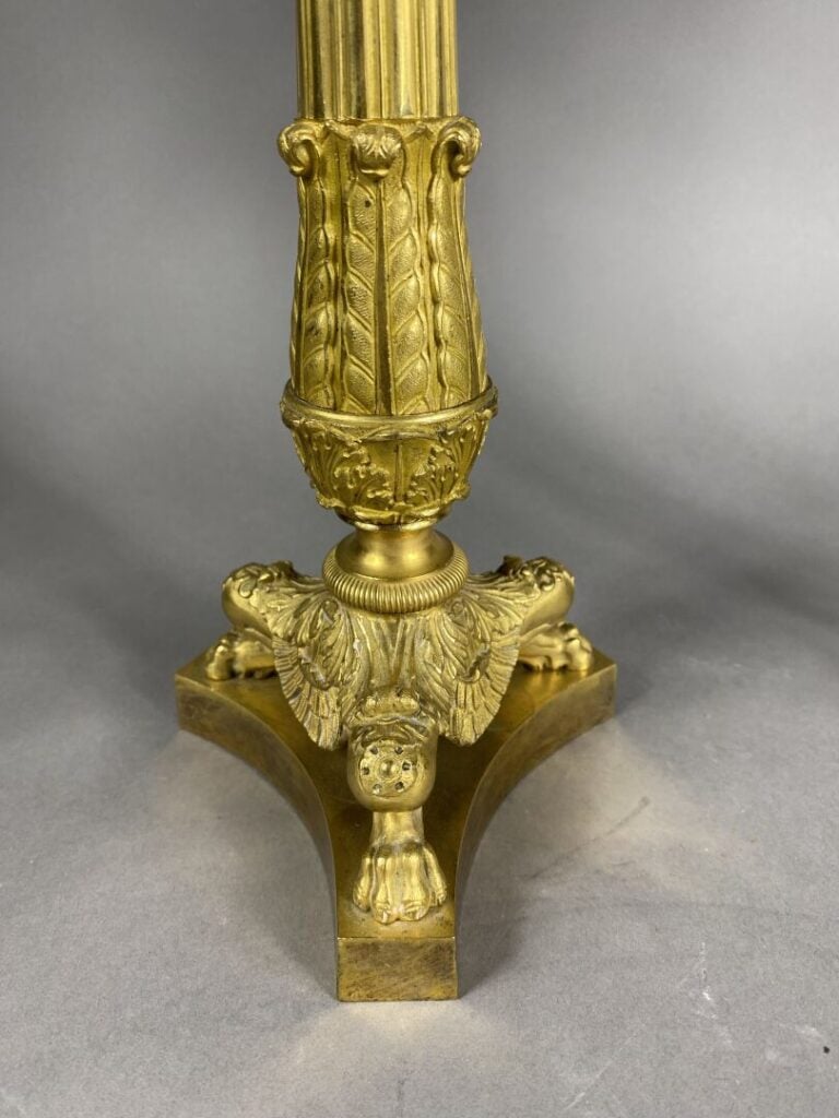 Paire de candélabres en bronze doré à trois bras de lumières, ornés de feuilles…