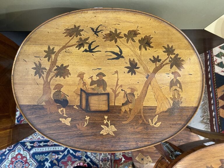 Paire de chevets de forme tambour en bois de placage à décor marqueté d'une scè…