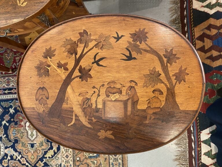 Paire de chevets de forme tambour en bois de placage à décor marqueté d'une scè…