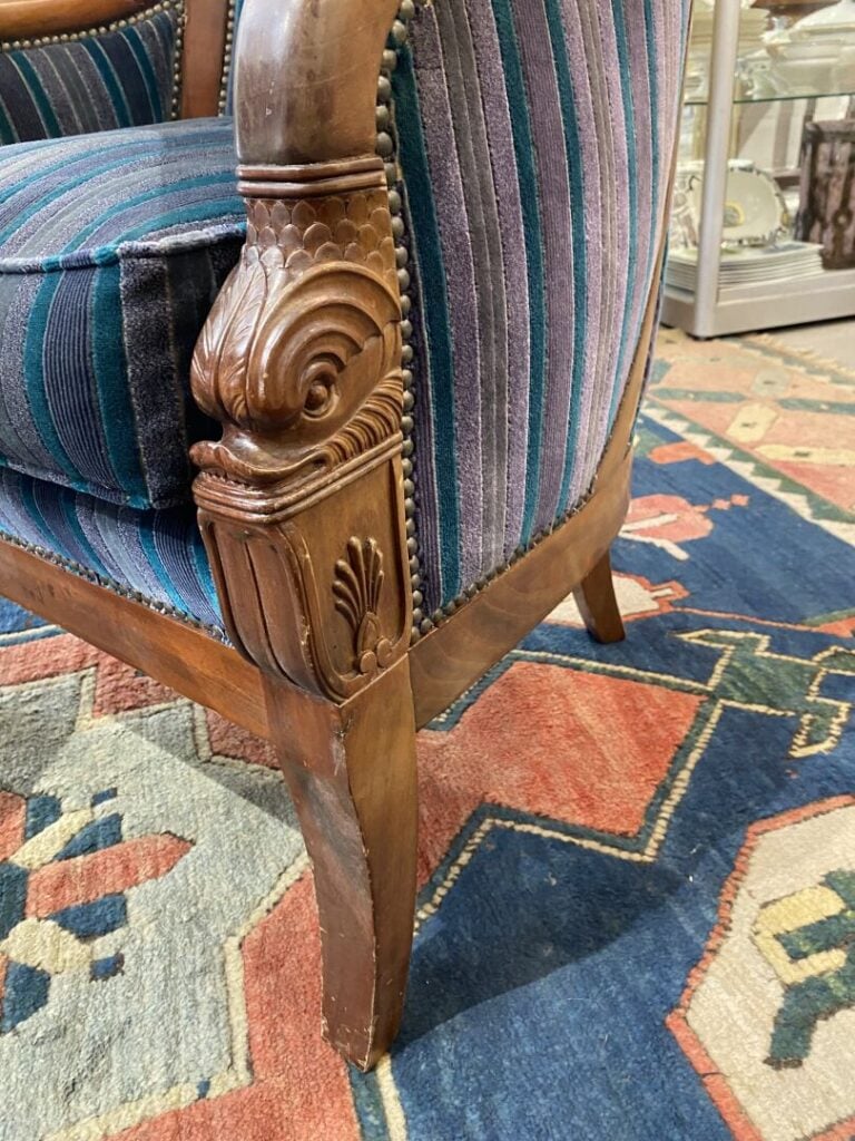Paire de fauteuils à dossier enveloppant en acajou, les accotoirs terminés par…