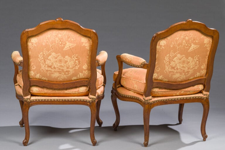Paire de fauteuils à dossier plat en hêtre mouluré et sculpté à décor de fleure…