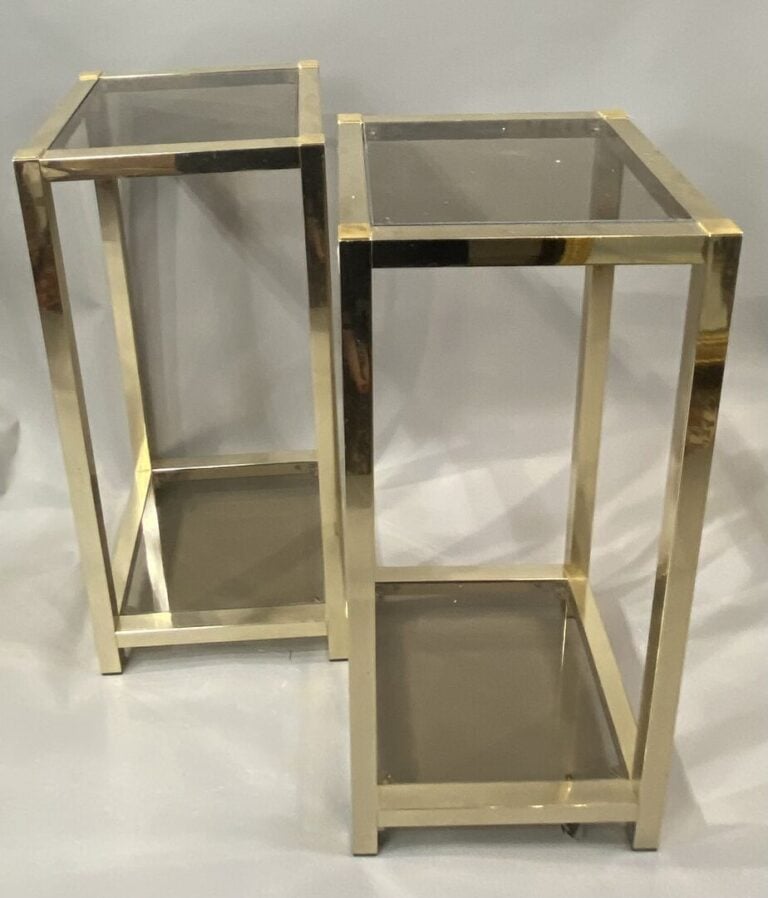 Paire de tables d'appoint / bout de canapé en métal doré et étagères en verre f…