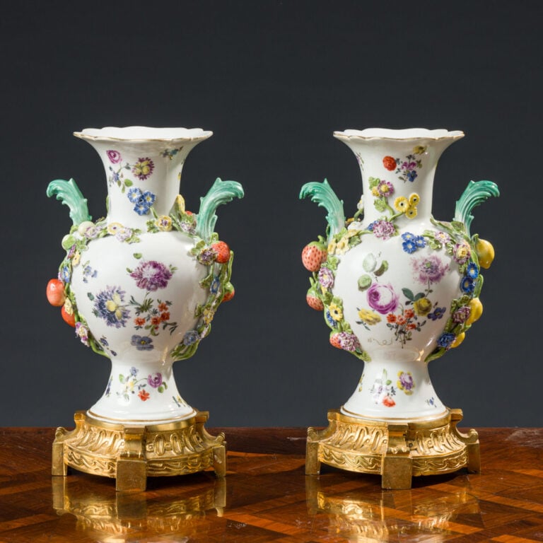 Paire de vases en porcelaine à fond blanc à décor polychrome peint ou en relief…