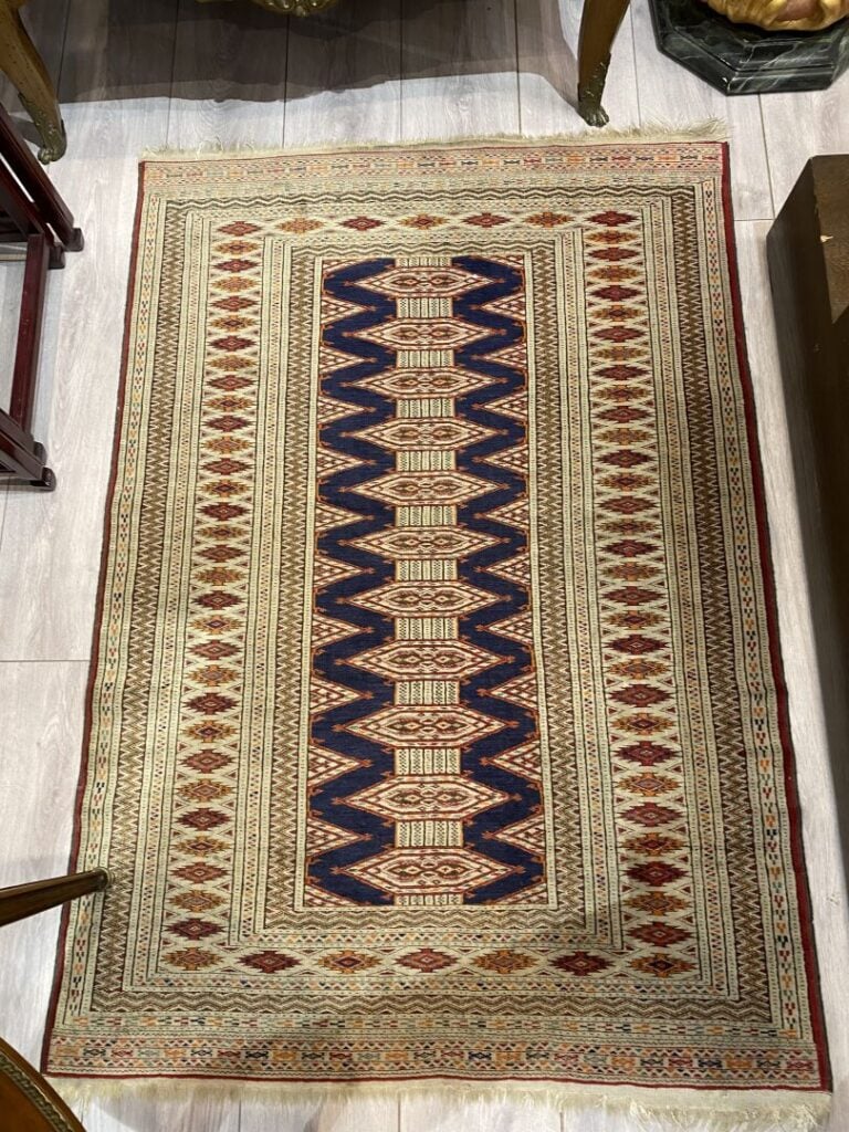 Pakistan - Tapis en laine dans le style karashi à décor de pavage de médaillon…