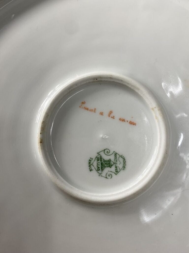 PALLAS, Limoges - Coupe en porcelaine émaillée à décor de fleurs, la bordure es…