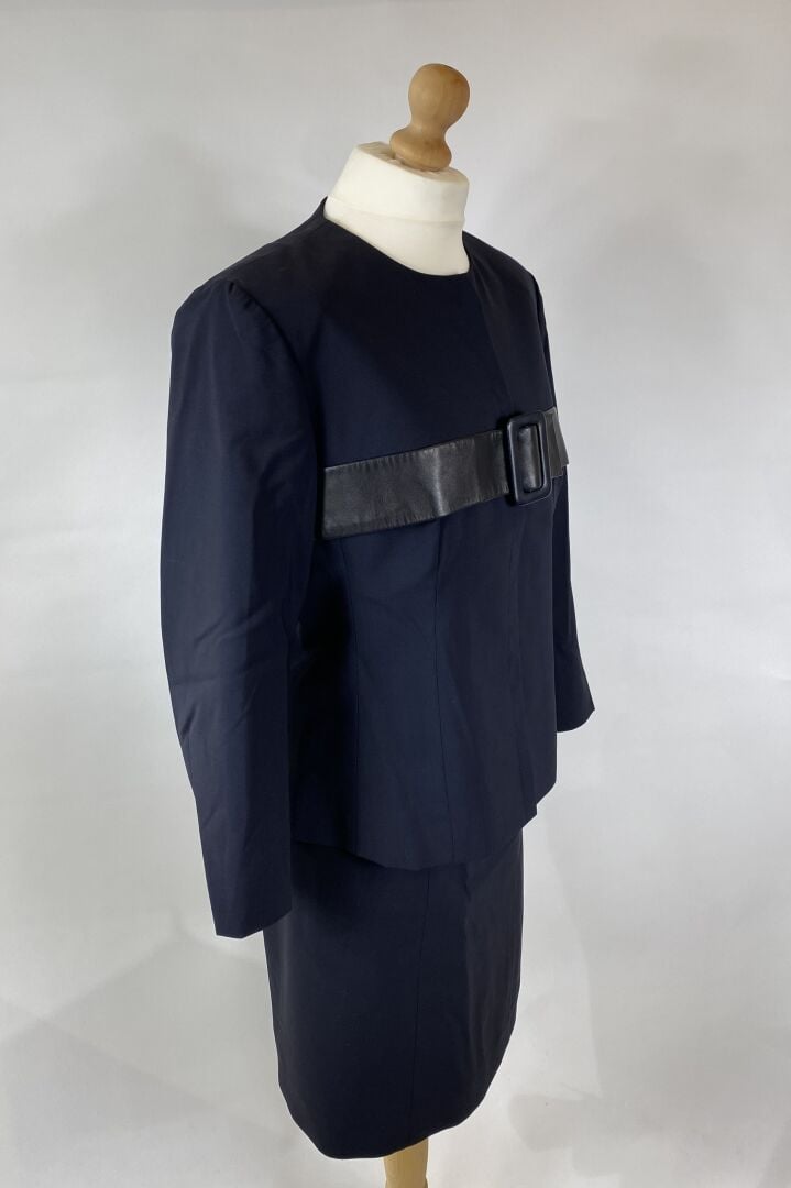 PAULE KA, ANONYME - Ensemble en crêpe de laine marine : Veste agrémenté d'un em…