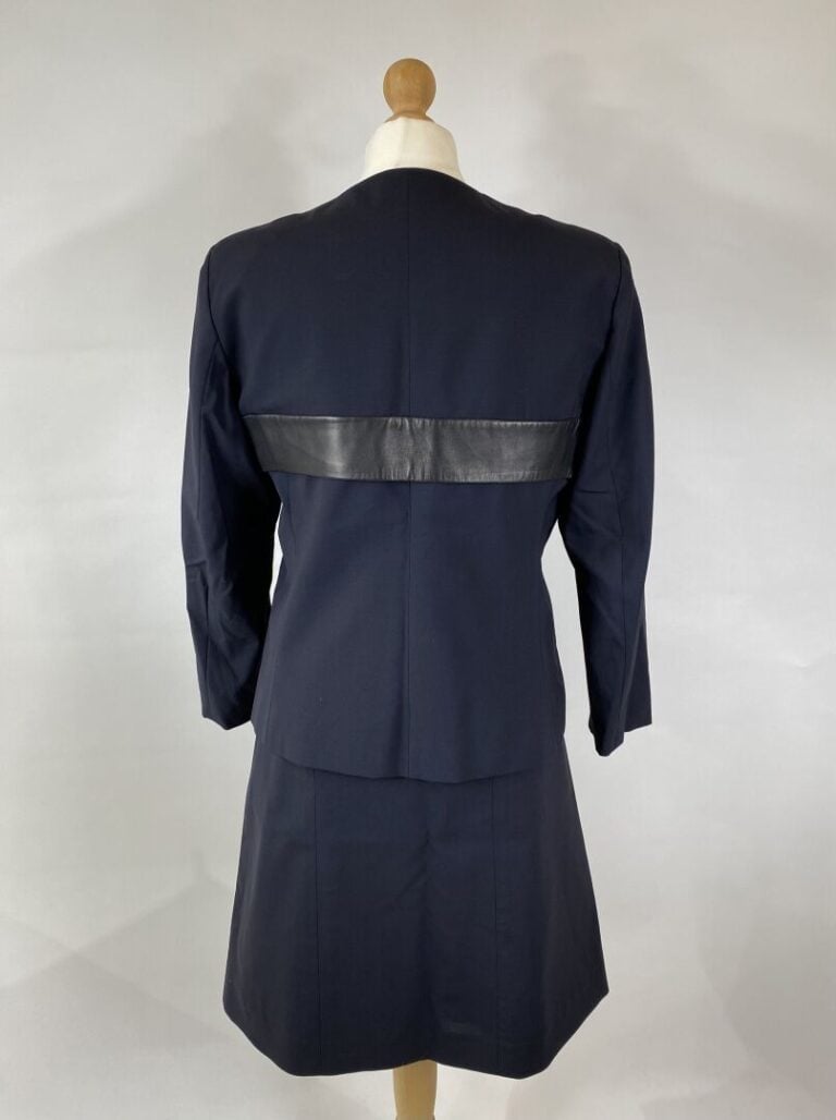 PAULE KA, ANONYME - Ensemble en crêpe de laine marine : Veste agrémenté d'un em…
